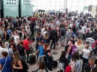 Havalimanında grev kaosu: 270 uçuş iptal, 6 bin bavul kayıp!