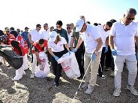 Vali ve eşi Manavgat Sahili'nde çöp ve atık topladı!