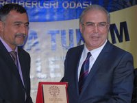 Halil Avcı'ya teşekkür plaketi