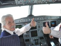 Pilot, son uçuşunu oğluyla yaptı
