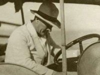 Atatürk'ün yağlıboya resmi yanmış