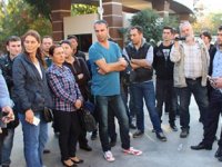 Kapanan otelin önünde eylem