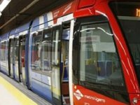 Metroda peron kapı sistemi