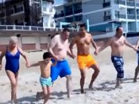 Denize girip turist çağırdılar