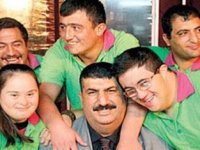 Müşterileri öperek karşılıyorlar