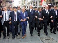 Konsolosların teröre lanet yürüyüşü