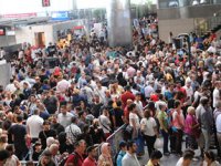 Havalimanı'nda rekor kuyruk