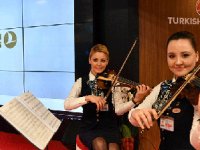 THY hosteslerinden konser sürprizi