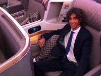 First Class'ta uçmak için para alıyor