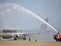 Katar uçağı 'su takı' ile karşılandı