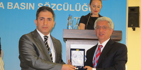 adalet-akademisi-plaket-fikret.jpg adalet-akademisi-plaket-fikret.jpg