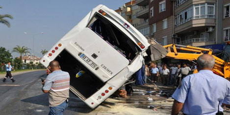 alanya-tur-otobusu-kazasi.jpg