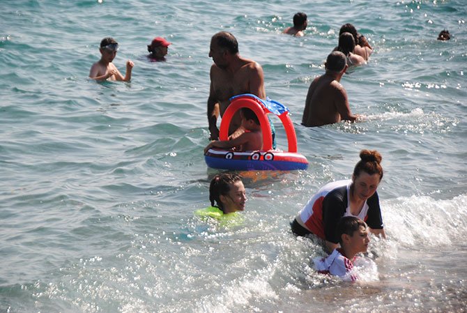 antalyalilar-denizde-001.jpg