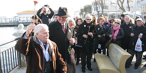 aziz-nesin-karanfil-2.jpg aziz-nesin-karanfil-2.jpg