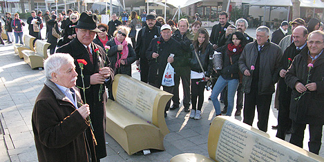 aziz-nesin-karanfil-3.jpg aziz-nesin-karanfil-3.jpg