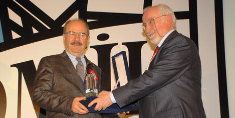 burhanettin-kaya-odul-3.jpg burhanettin-kaya-odul-3.jpg