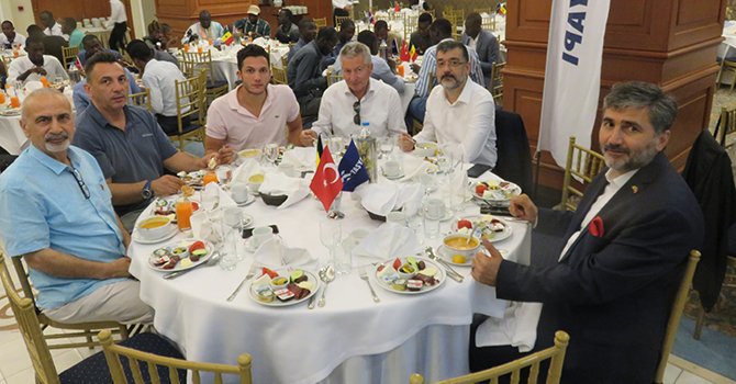 emin-cakmak-iftar-masa-001.jpg