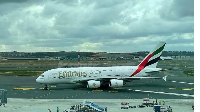 emirates-a380-istanbul-havalimani-001.jpg