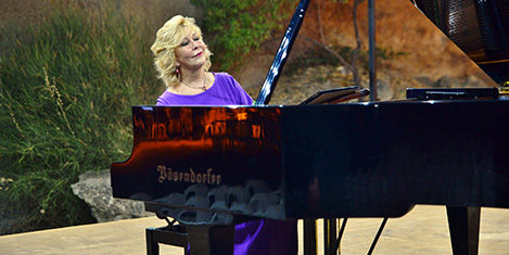 gulsin-onay-piyano2.jpg gulsin-onay-piyano2.jpg