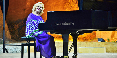 gulsin-onay-piyanoda.jpg gulsin-onay-piyanoda.jpg