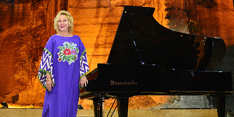 gulsin-onay-sahnede1.jpg gulsin-onay-sahnede1.jpg