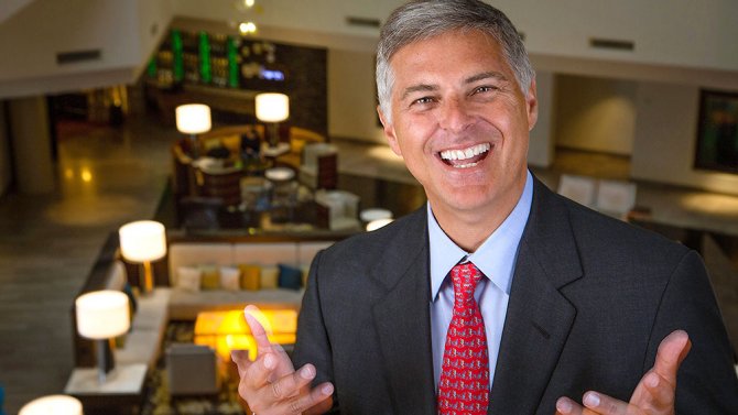 hilton-baskani-ve-ceosu-chris-nassetta.jpg