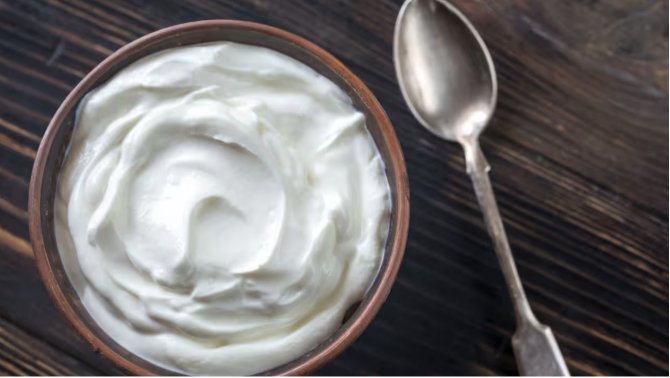 hindistan-yola-cikmadan-once-sekerli-yogurt-yemek-(dahi-sugar).png