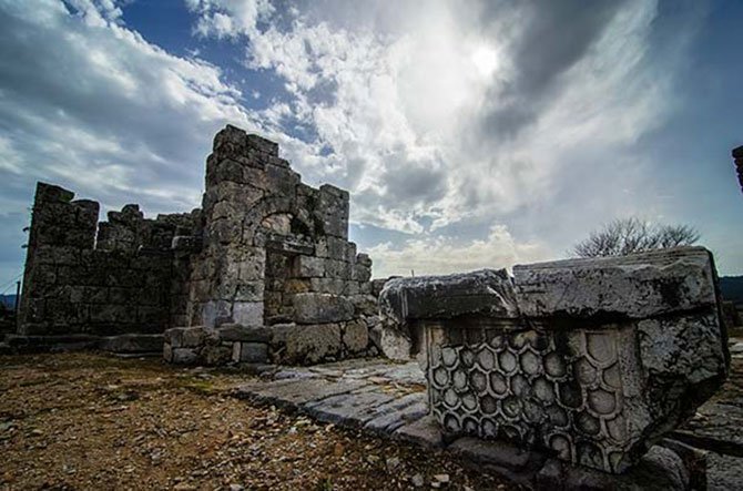 kaunos-antik-kenti-002.jpg