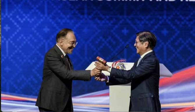 malezya-basbakani-anwar-ibrahim,-28-ekim-2025te-kuala-lumpurda-duzenlenen-47.-asean-zirvesi-ve-ilgili-zirvelerin-kapanis-toreninde-tokmagi-filipinler-devlet-baskani-ferdinand-marcos-jr.a-devrediyor..png