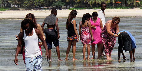 mombasa-deniz-turistler.jpg