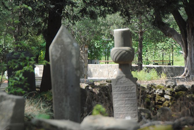 sarilar-mezarligi.jpg
