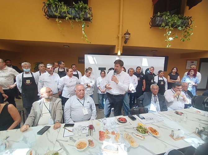 tarsus-belediye-baskani-ali-bolac-ve-esi-ipek-bolac’in-ev-sahipliginde-tarsus-gastronomi-merkezi’nde-bolgenin-ozel-lezzetlerini-tattilar..jpg