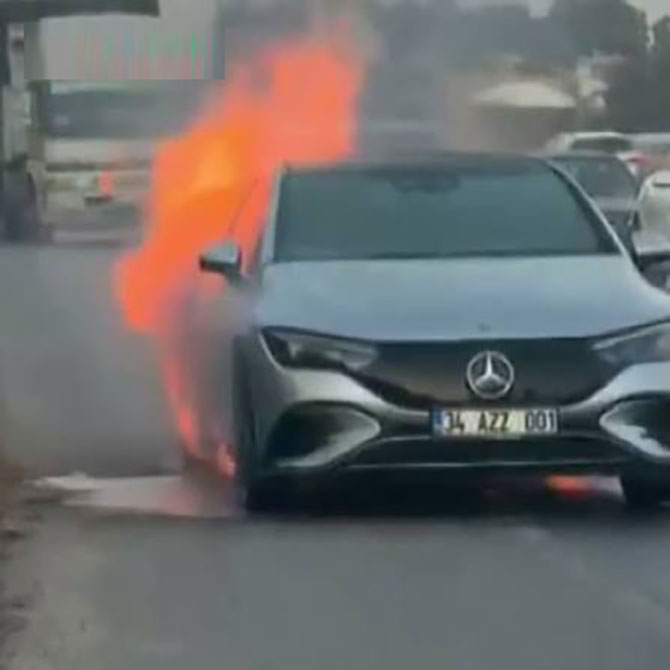tesla,-mercedes-001.jpg