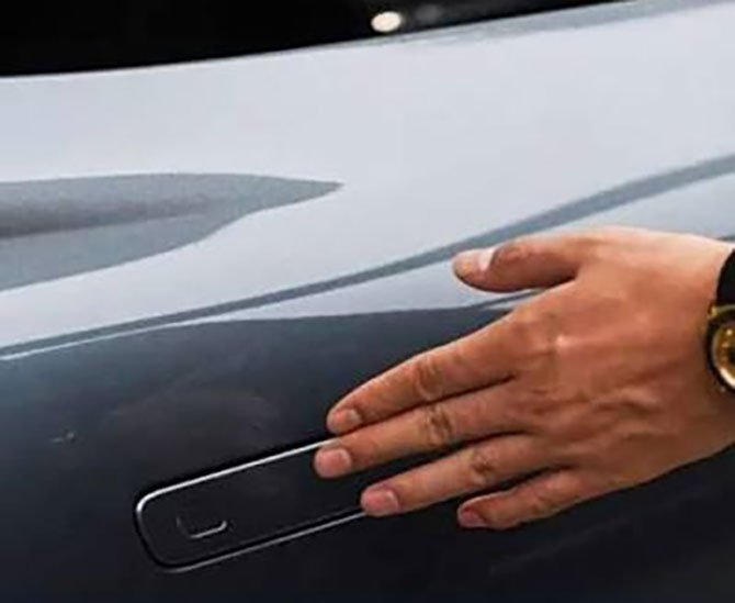tesla,-mercedes.jpg