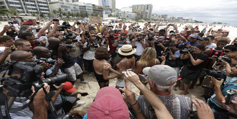 topless-protesto-1.20131223111300.jpg