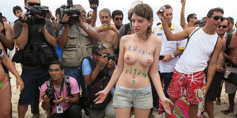 topless-protesto-2.20131223111753.jpg