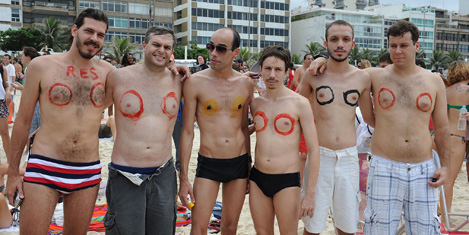 topless-protesto-3.20131223111407.jpg