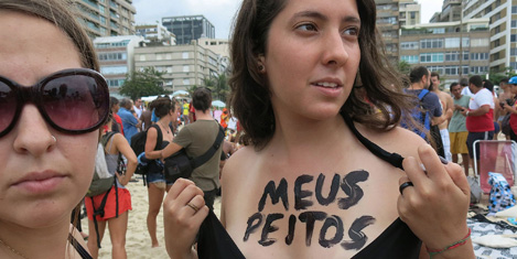 topless-protesto-4.20131223111337.jpg