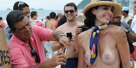 topless-protesto-6.20131223111320.jpg