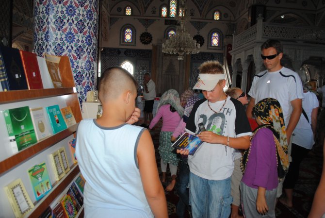 turistlerin-cami-ziyaretleri--003.jpg