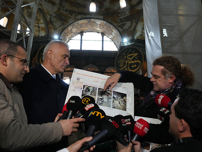 ultur-ve-turizm-bakani-mehmet-nuri-ersoy.-ayasofya-005.jpg