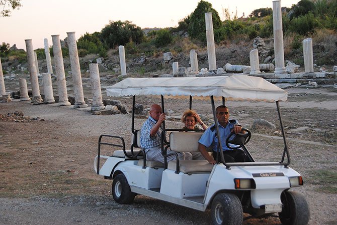 yasli-turistler-golf-.jpg