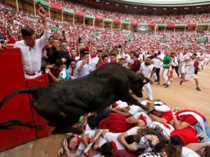 Boğaların koştuğu San Fermin festivali 35 yaralı ile bitti